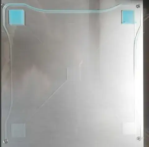 Photo of a 5-square bed level model printed on a glass bed