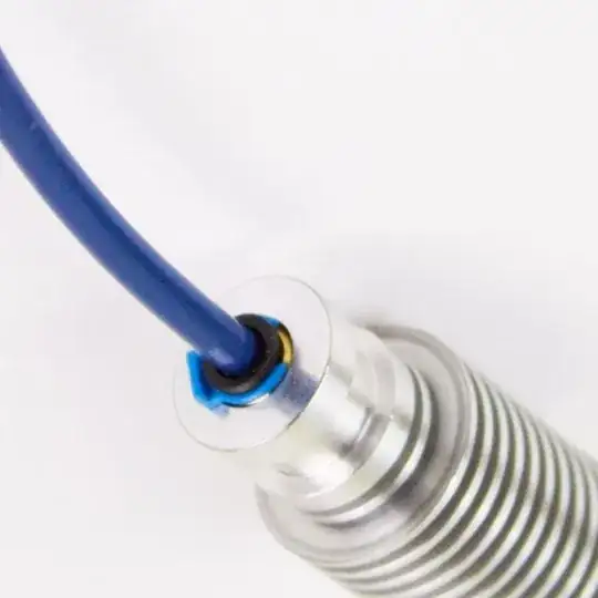 Pneumatic coupling with retaining clip